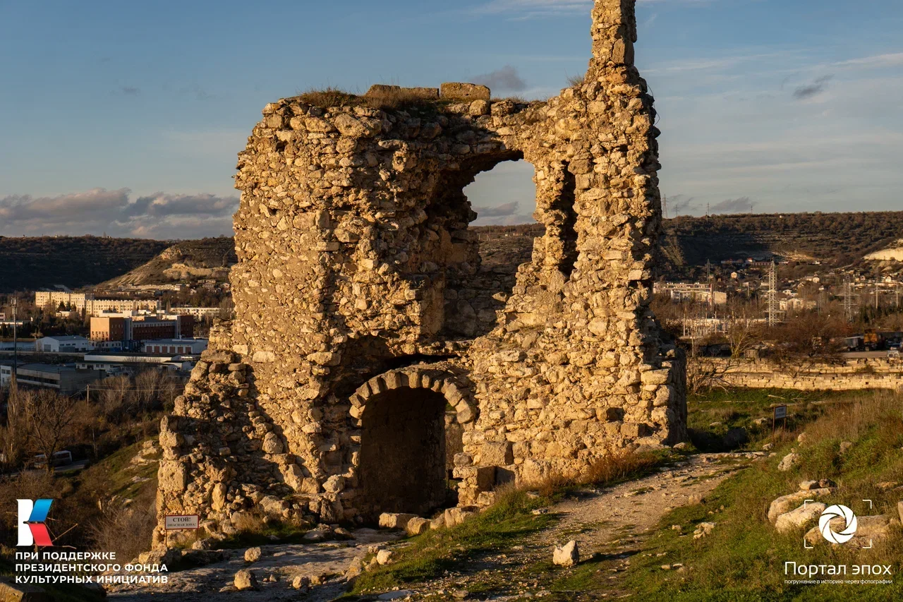Севастополь. Развалины Византийской крепости в Инкермане. Вид на левую развалину 2025 года.