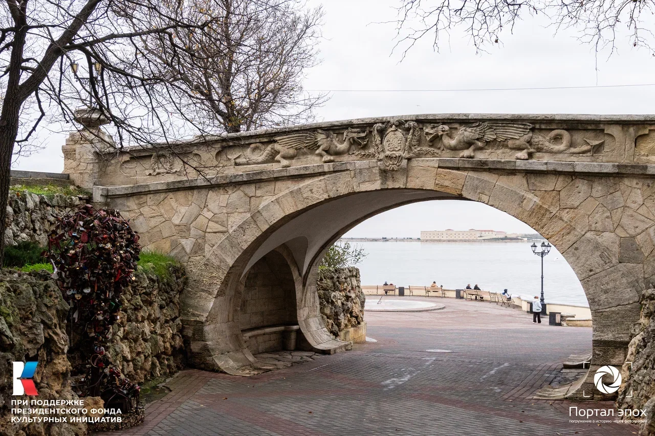 Севастополь. Приморский бульвар, мостик. 2025 года.
