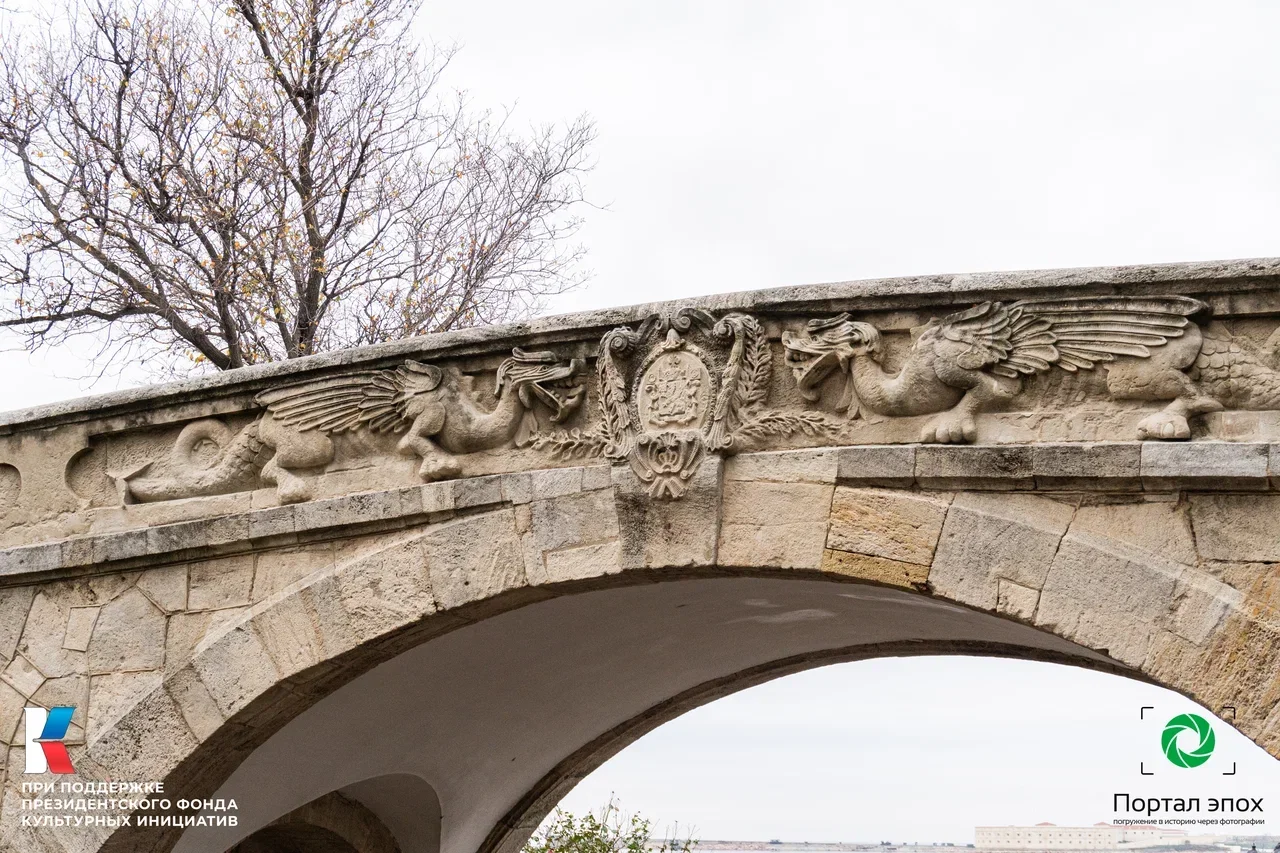 Севастополь. Приморский бульвар, мостик. Вид на верхнюю часть моста. 2025 года.