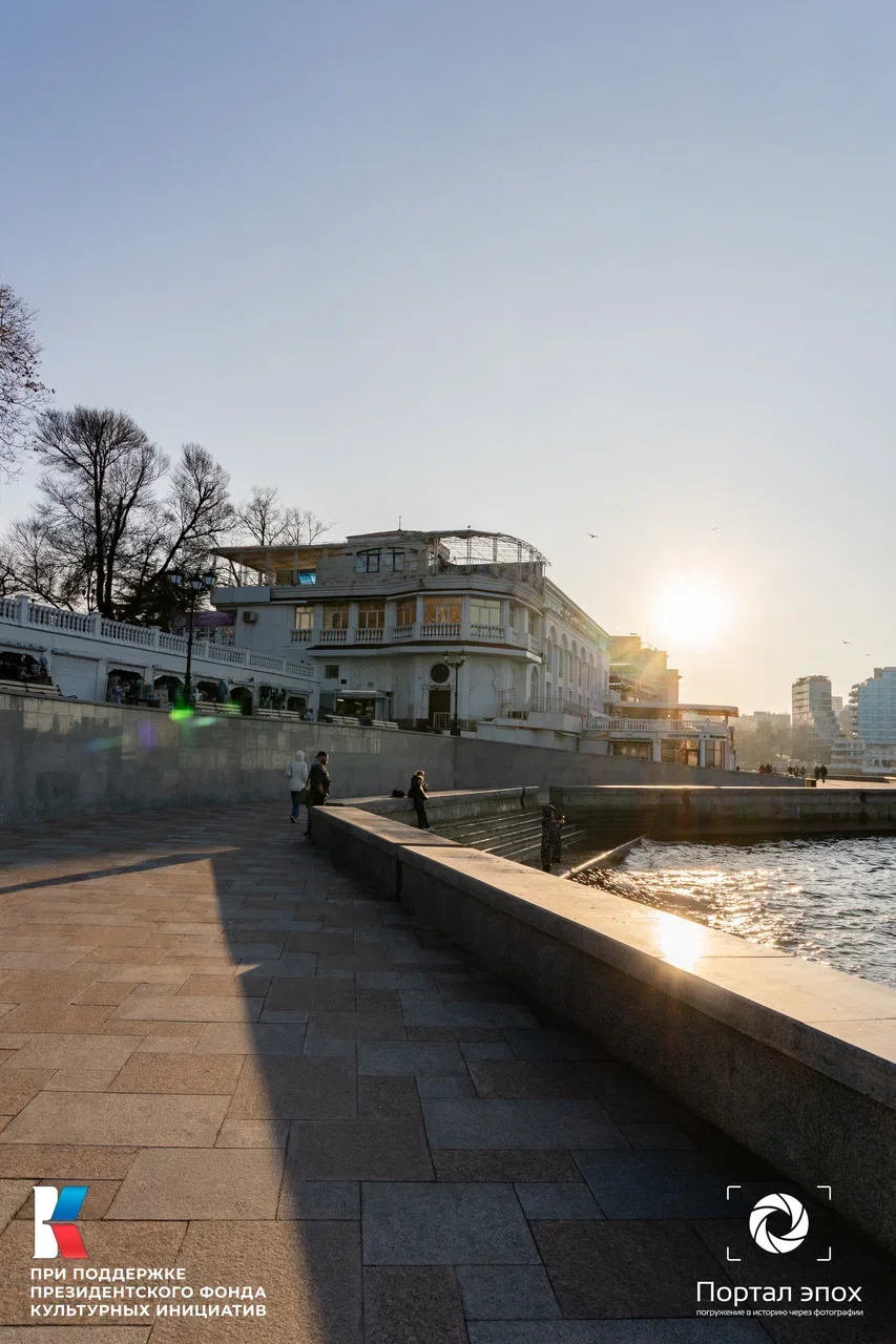 Севастополь. Бульвар, Курзал и биологическая станция. Вид с набережной. 2025 года. 