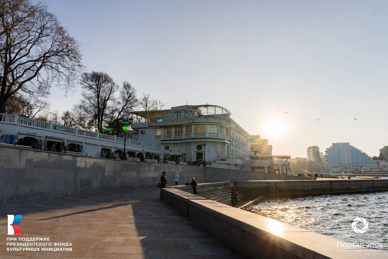 Севастополь. Бульвар, Курзал и биологическая станция. Вид сбоку. 2025 года. 