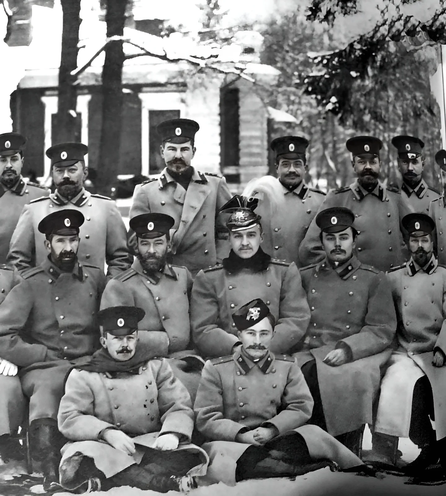 Группа офицеров возле здания Офицерского собрания Лейб-гвардии 1-го Стрелкового Его Величества батальона. 