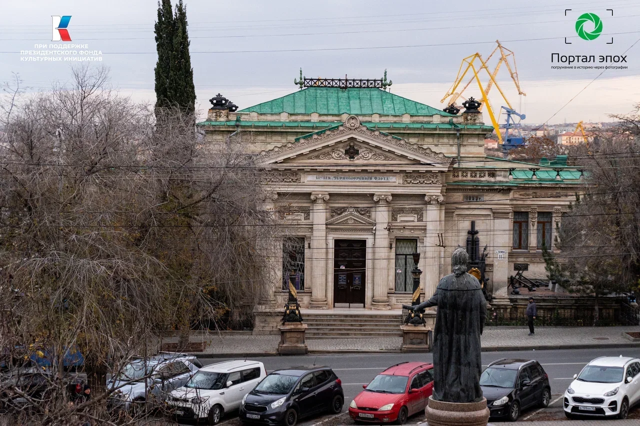 Севастополь. Музей Севастопольской обороны. Вид на статуи. 2025 года.