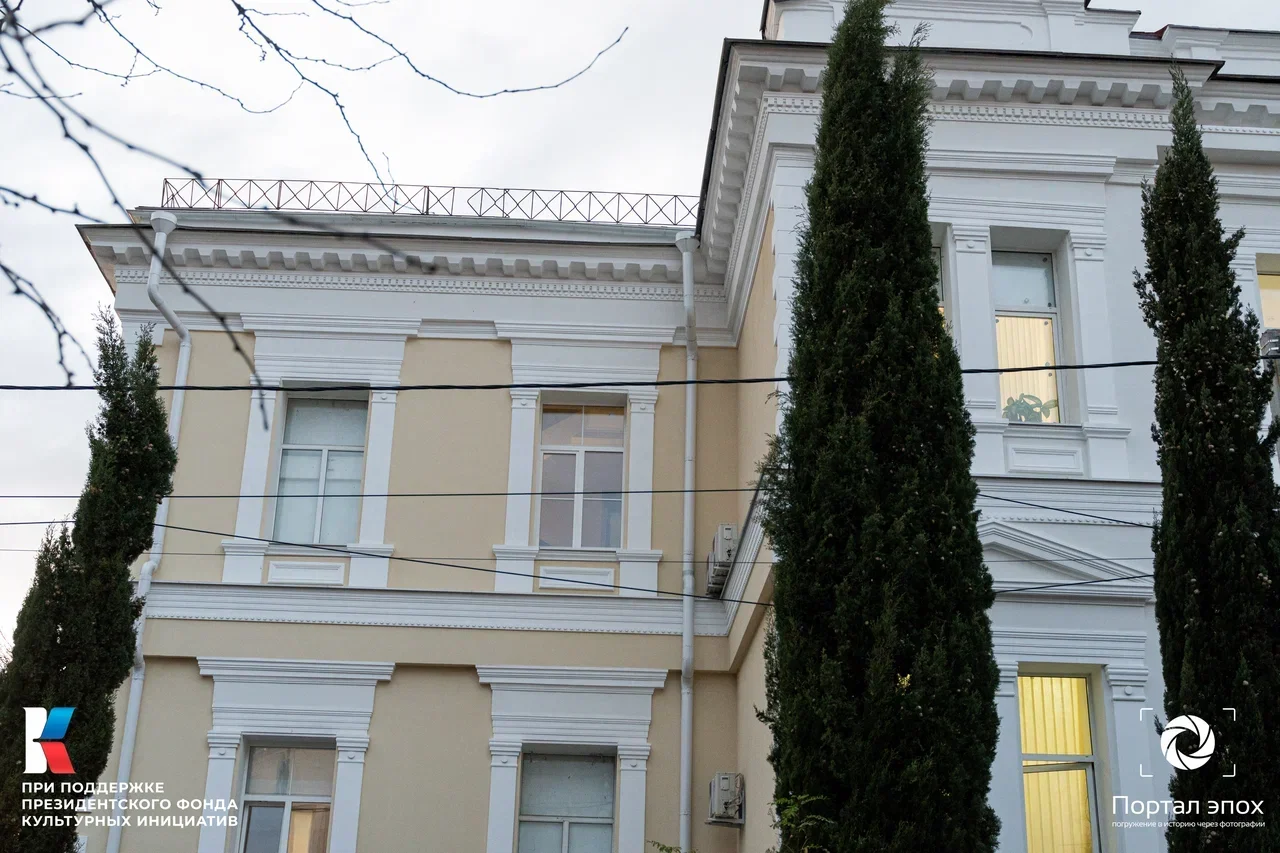 Севастополь. Женская гимназия. Вид на окна. 2025 года.