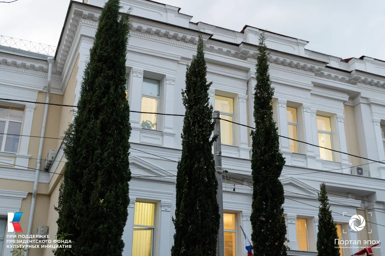 Севастополь. Женская гимназия. Вид снизу. 2025 года.