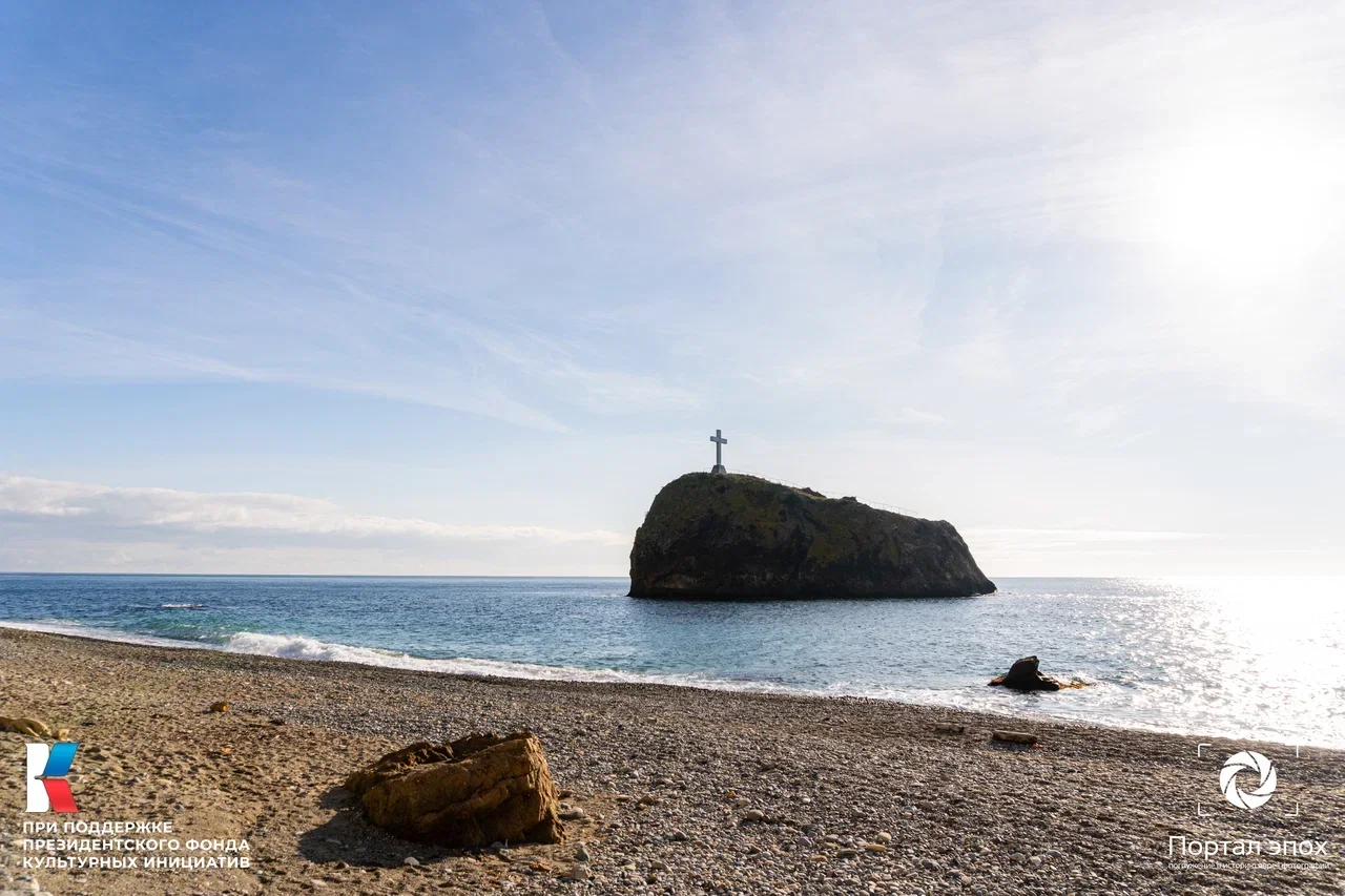 Севастополь. Скала Св. Явления в Георгиевском монастыре. Вид с пляжа. 2025 года.