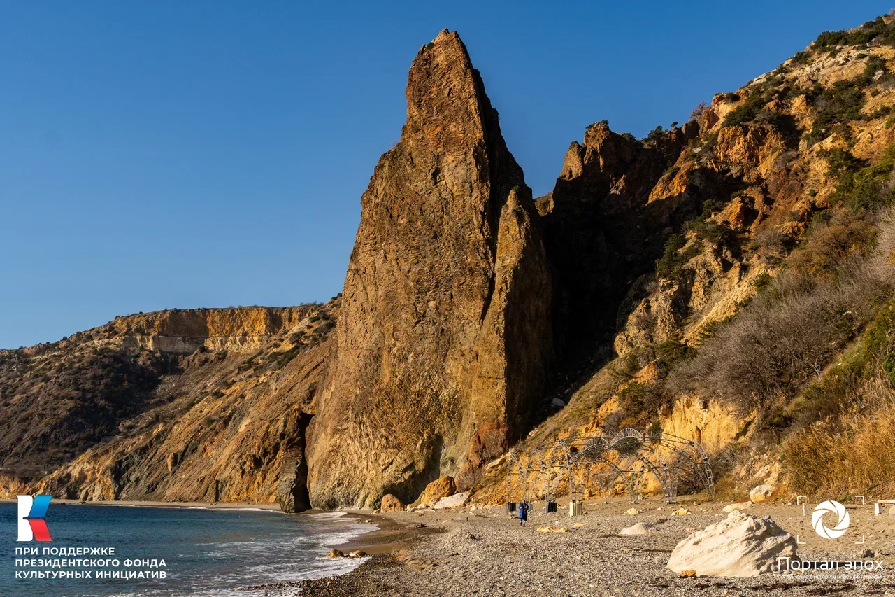 Севастополь. Георгиевский монастырь. Крестовая скала. Вид на скалу. 2025 года.
