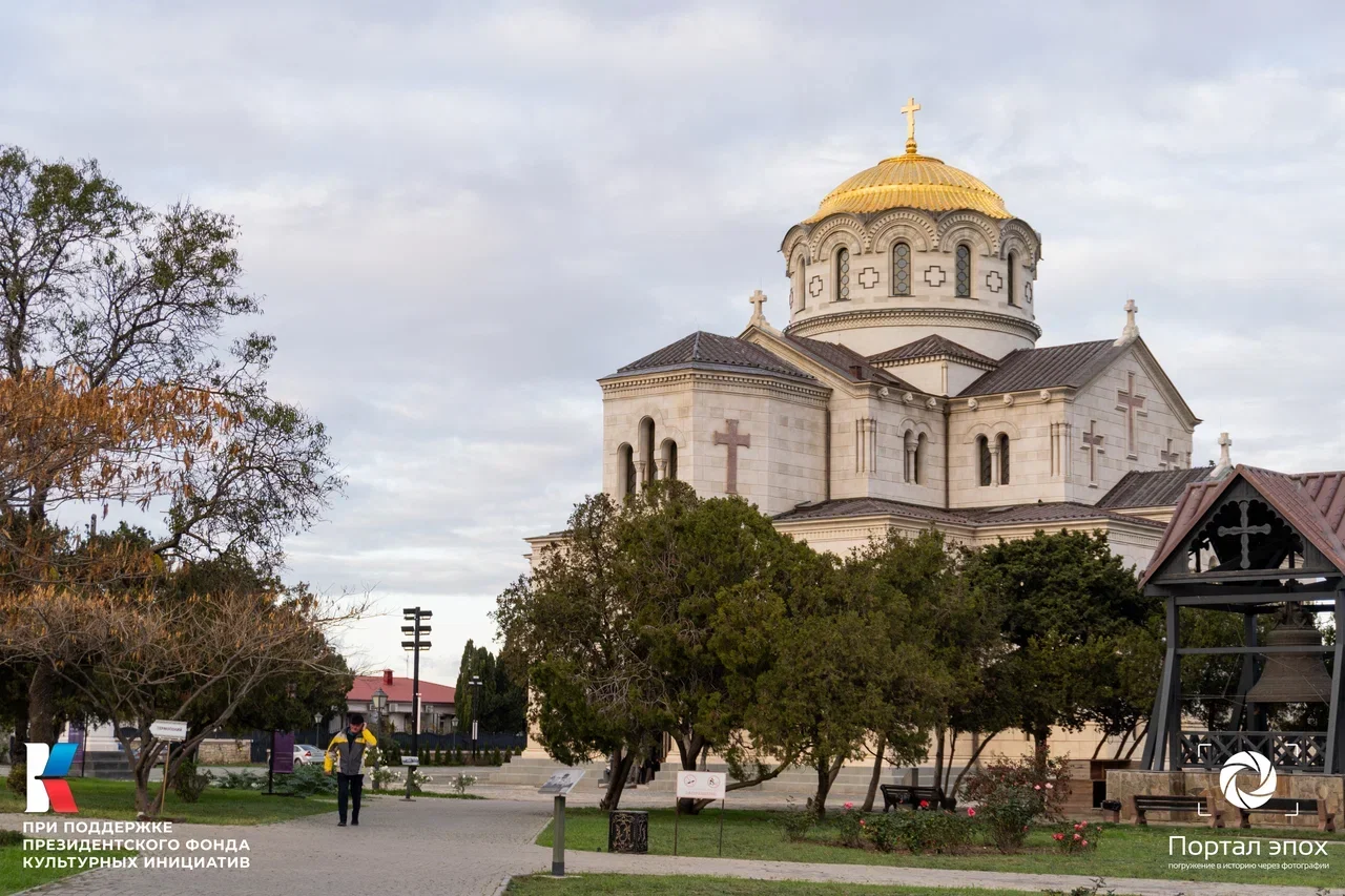 Севастополь. Херсонес. Кипарисовая аллея и собор. Вид сбоку на церковь. 2025 года.
