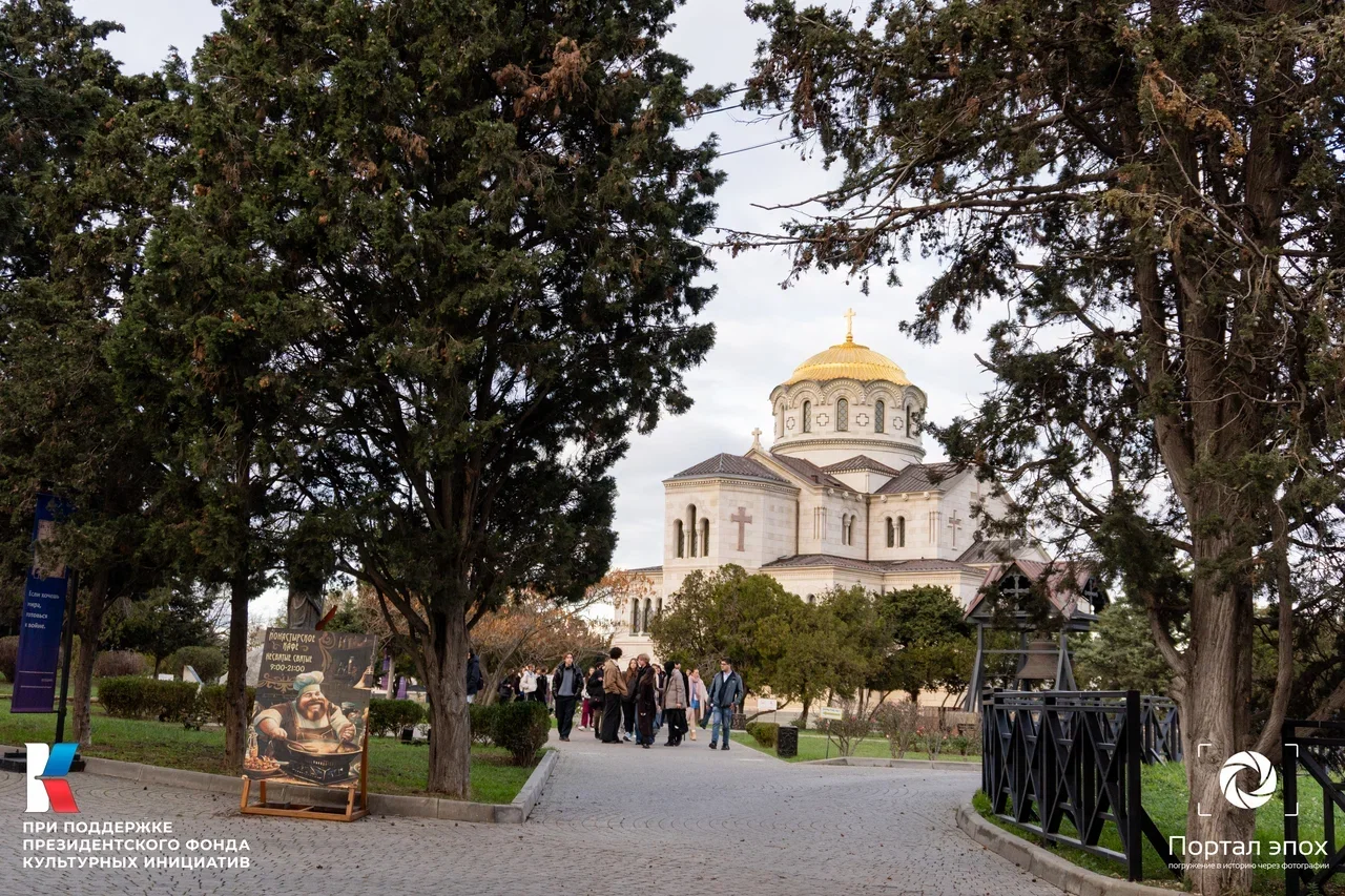 Севастополь. Херсонес. Кипарисовая аллея и собор. Вид на аллею. 2025 года.