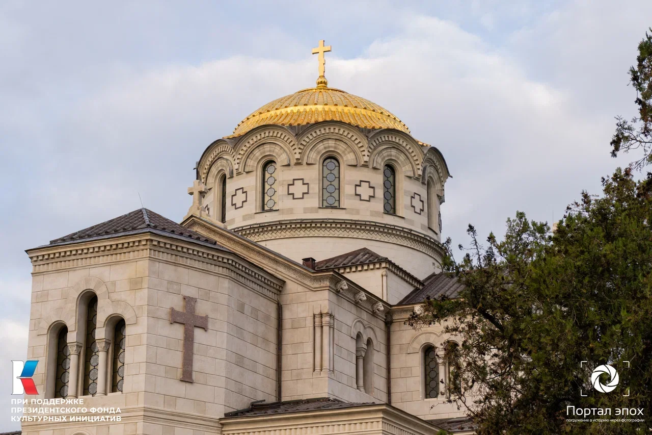 Севастополь. Херсонес. Кипарисовая аллея и собор. Вид сбоку. 2025 года.