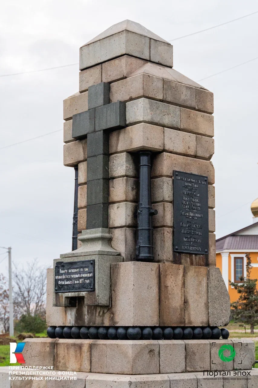 Севастополь. Памятник морякам, погибшим на пароходе «Веста». Вид сбоку. 2025 года.