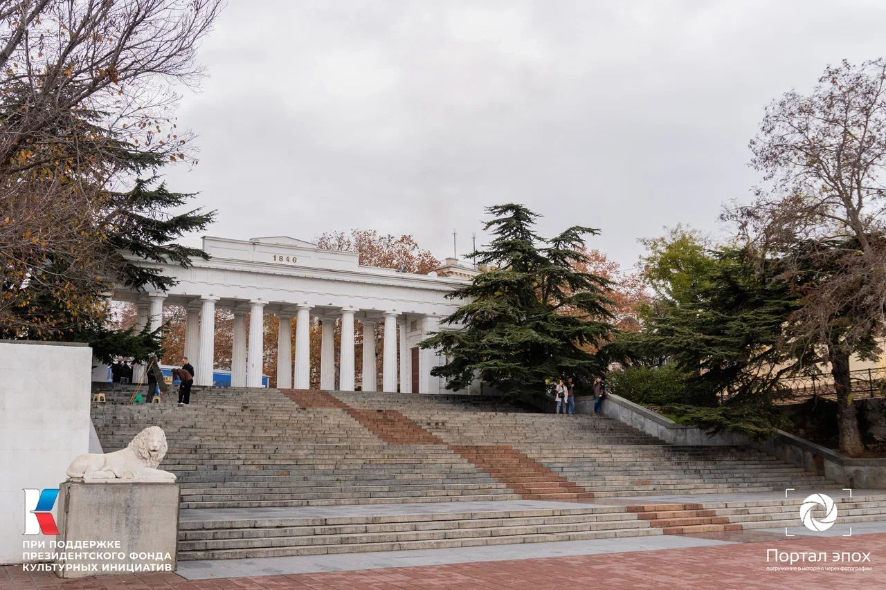 Севастополь. Графская пристань и отель Киста. Вид на ступени. 2025 года.