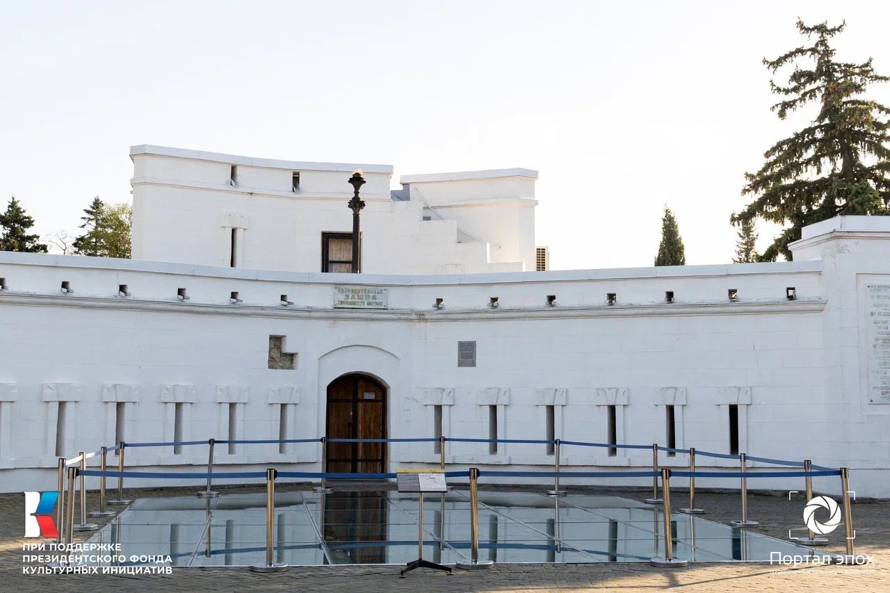 Севастополь. Остатки оборонительной башни на Малаховом кургане. 2025 года.