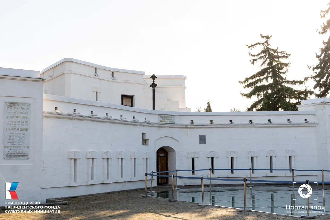 Севастополь. Остатки оборонительной башни на Малаховом кургане. Вид сбоку. 2025 года.