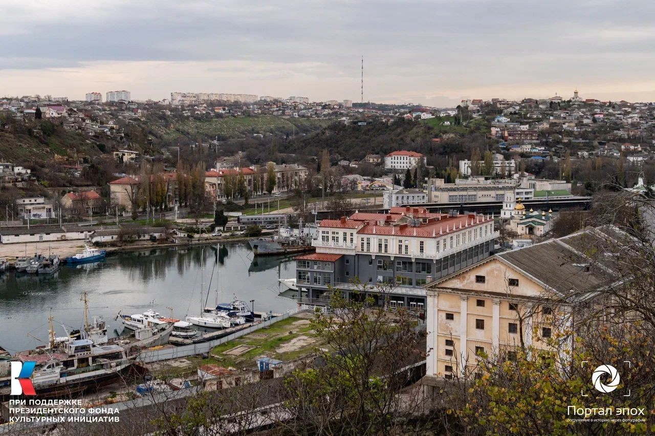 Севастополь. Южная бухта и вокзал железной дороги. Вид бухту. 2025 года.