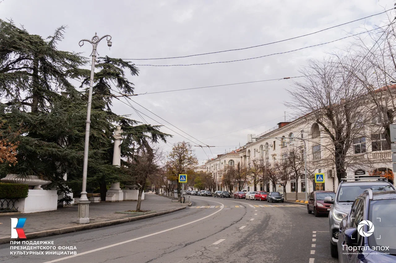 Севастополь. Улица Фрунзе - проспект Нахимова. Вид на поворот. 2025 года.