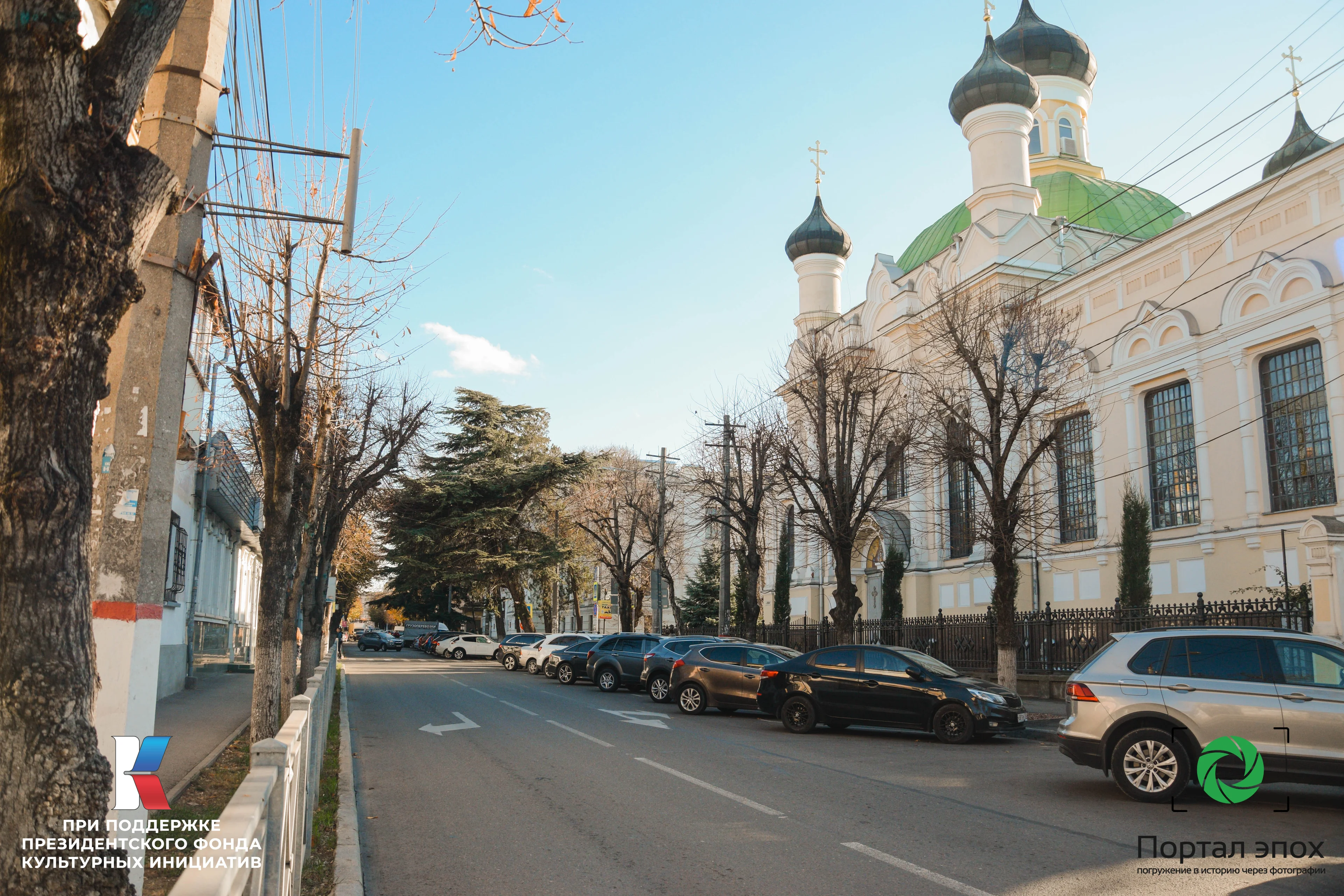 Симферополь. Гоголевская улица. Семинарская церковь и окружной суд. Вид сбоку. 2025 года.
