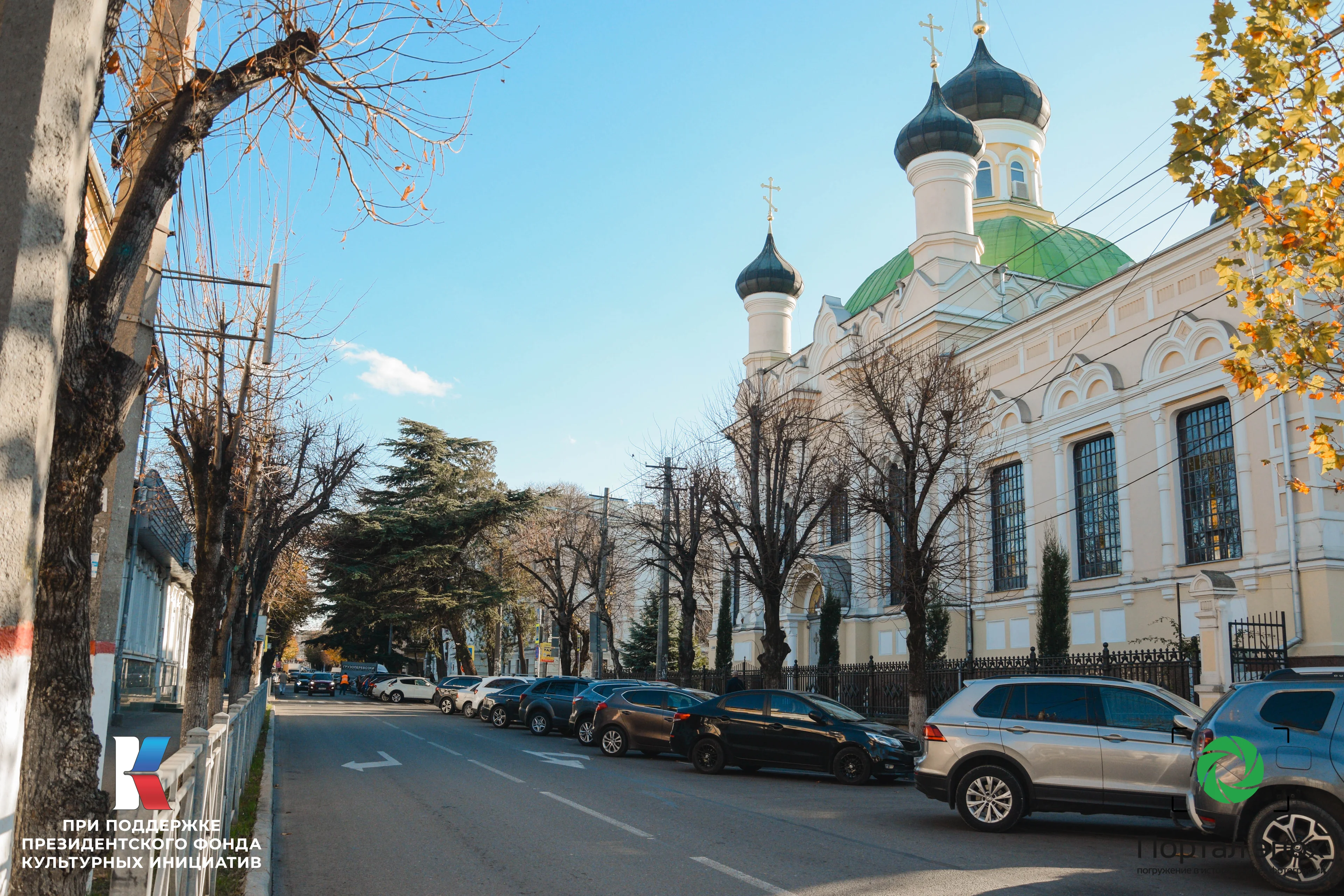 Симферополь. Гоголевская улица. Семинарская церковь и окружной суд. Вид сбоку на церковь. 2025 года.