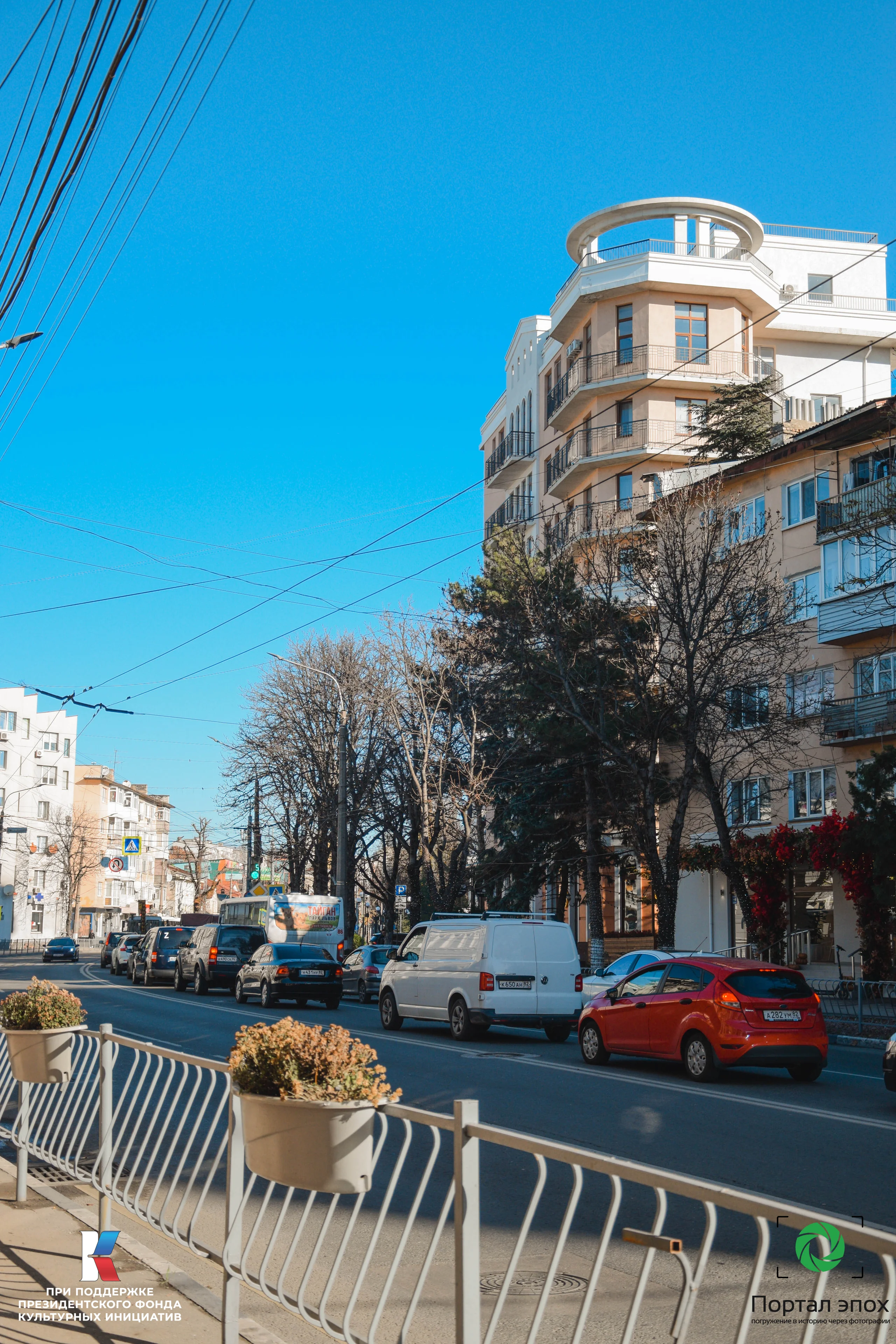 Симферополь. Феодосийская улица. Вид на дорогу.  2025 года.