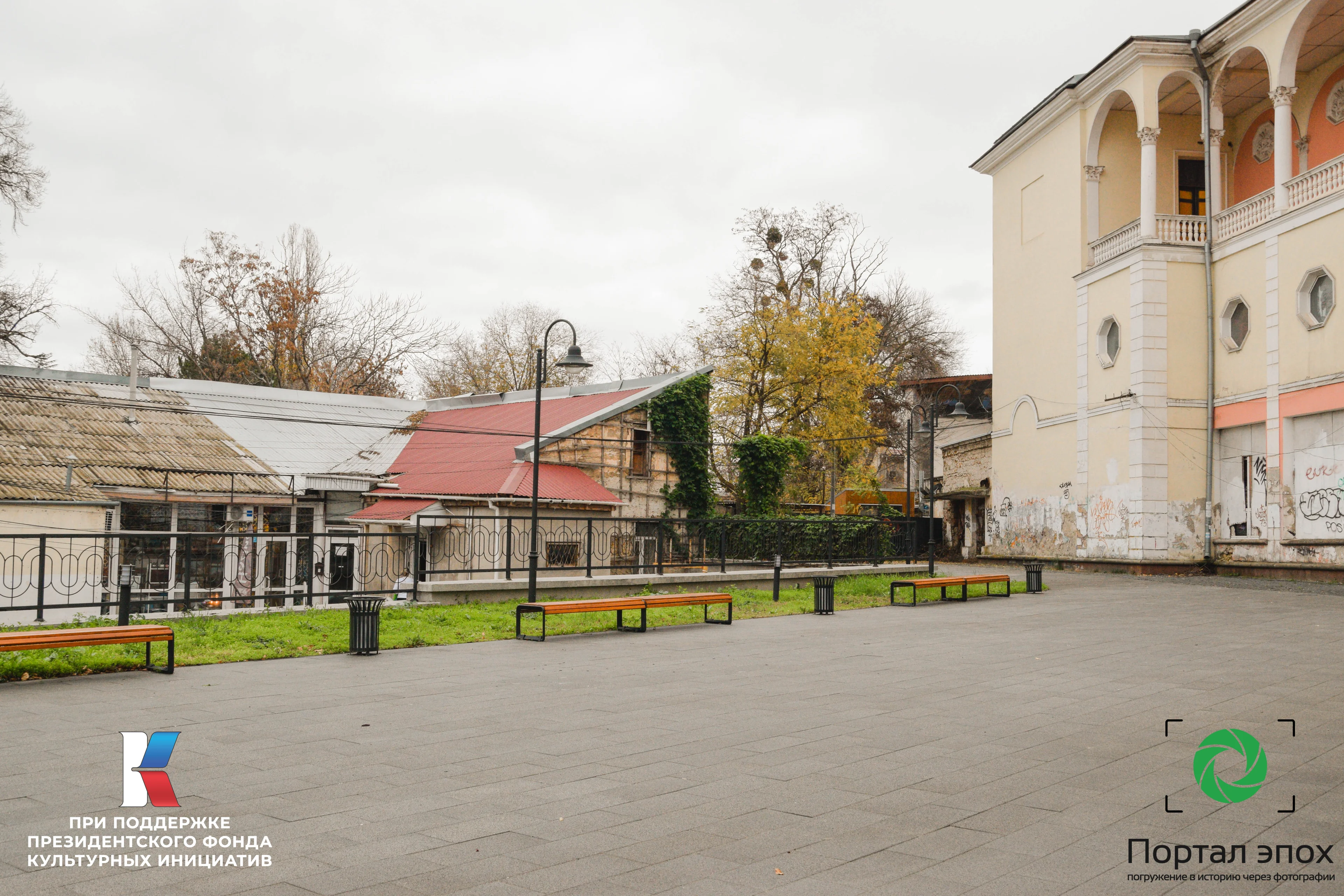 Симферополь. Главный вход на бульвар. Бульвар. Вид на вход сзади, сбоку. 2025 года.