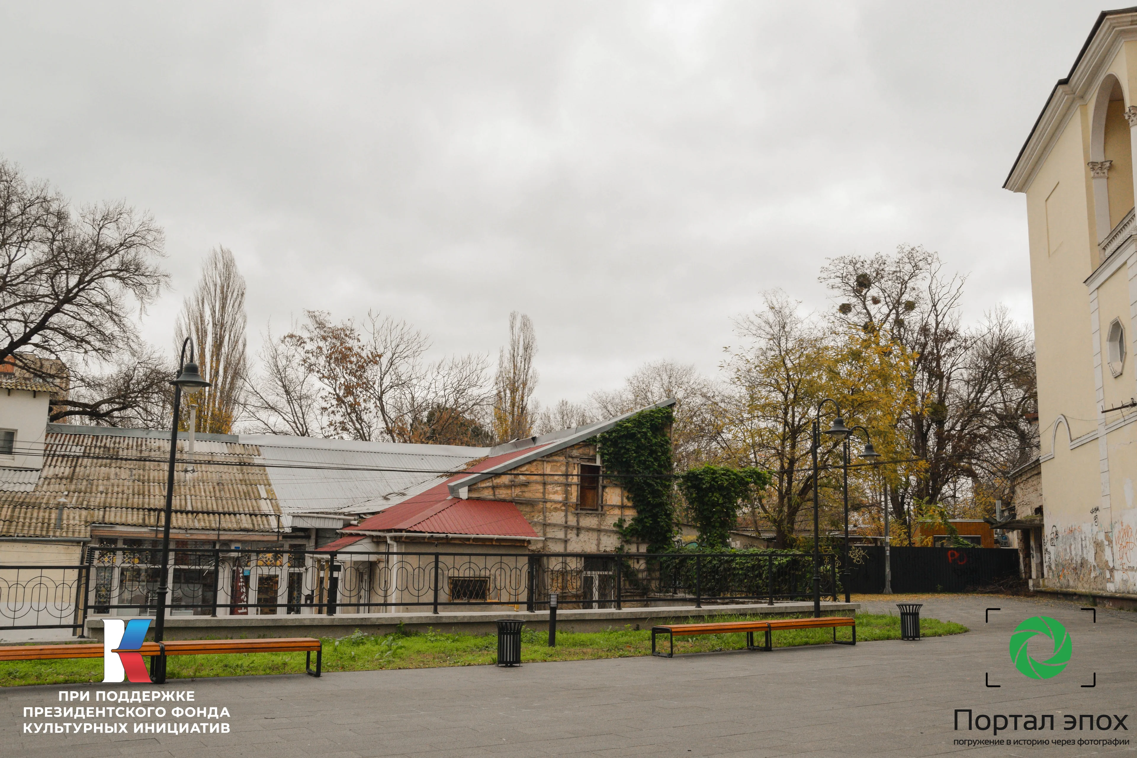 Симферополь. Главный вход на бульвар. Бульвар. Вид на парковую дорожку. 2025 года.