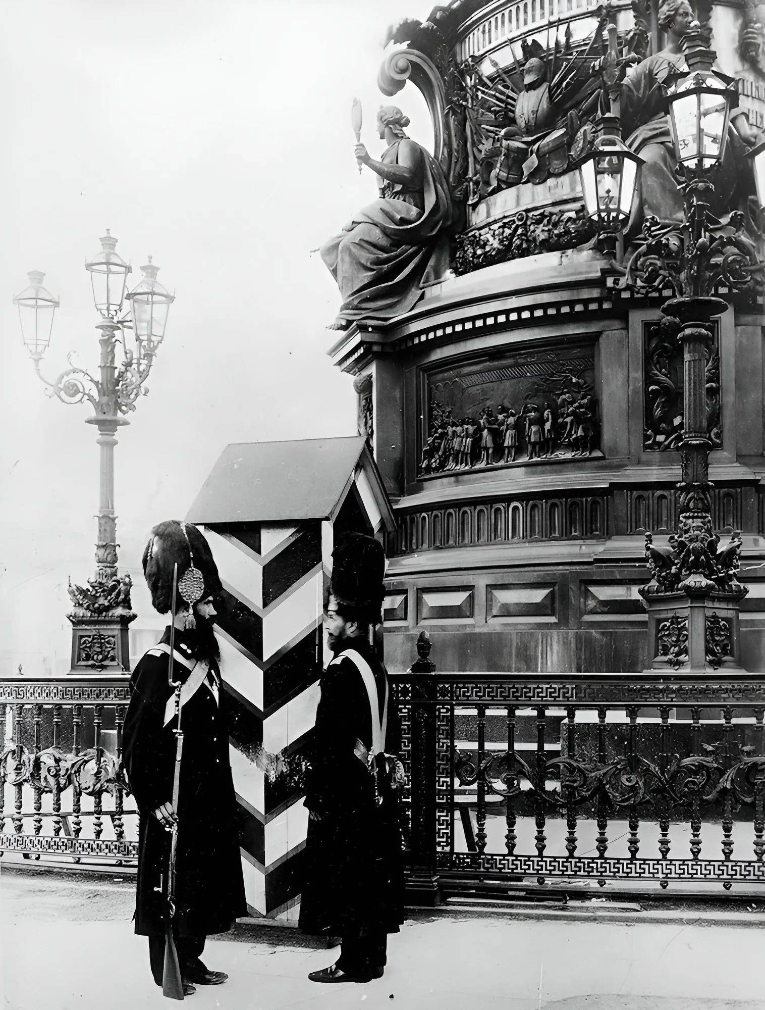 1895-1901. Санкт-Петербург. Исаакиевская площадь.  Смена караула Роты Дворцовых Гренадер возле памятника императору Николаю I. 