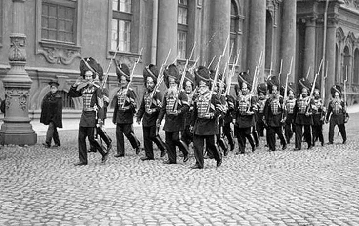 Взвод дворцовых гренадер у Зимнего дворца.