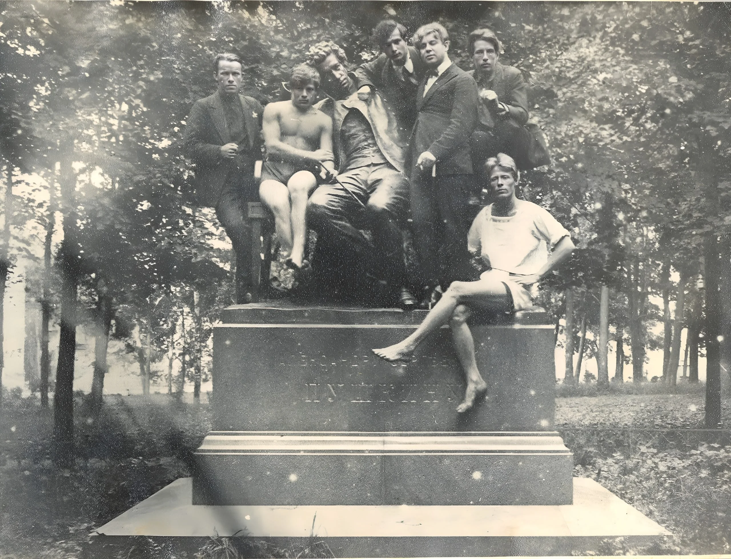 1924. Детское Село. У памятника Пушкину-лицеисту.