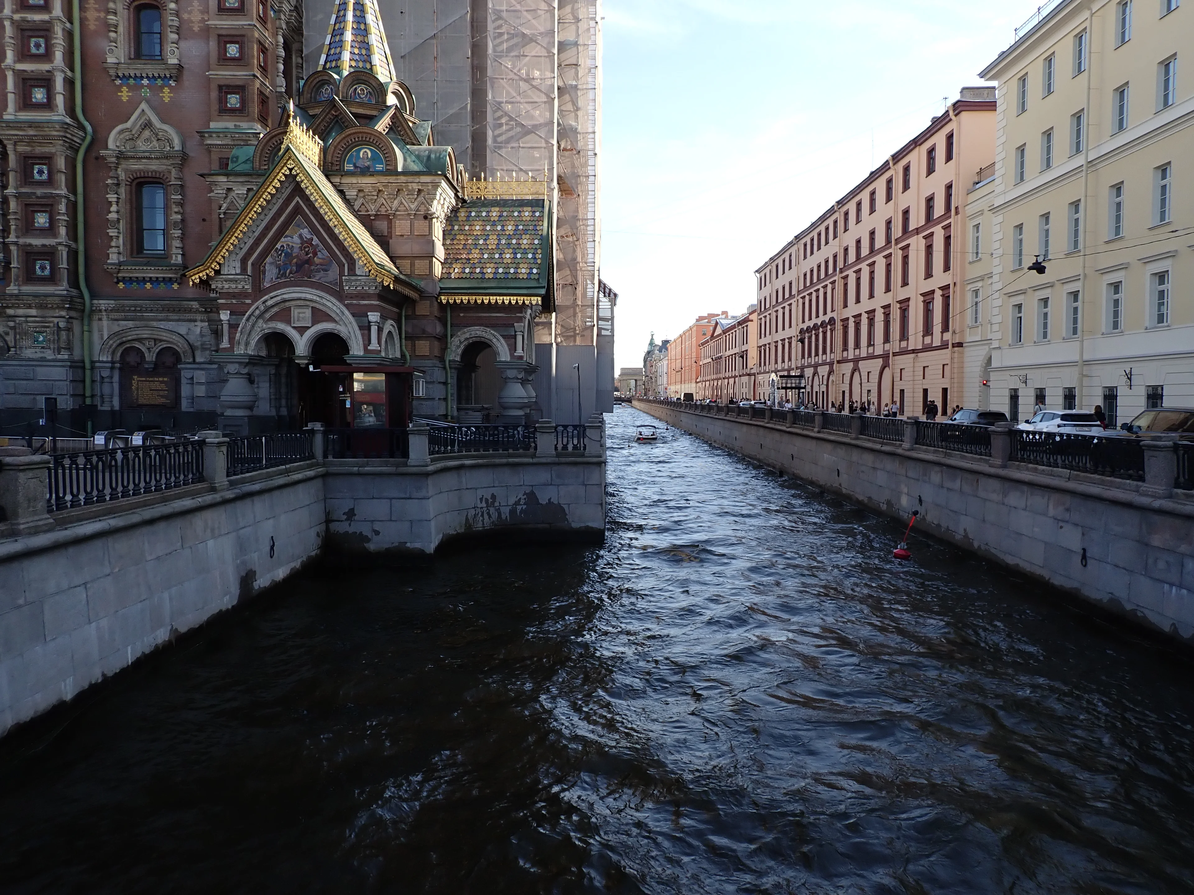 Санкт-Петербург, канал Грибоедова у храма Воскресения Христова.
