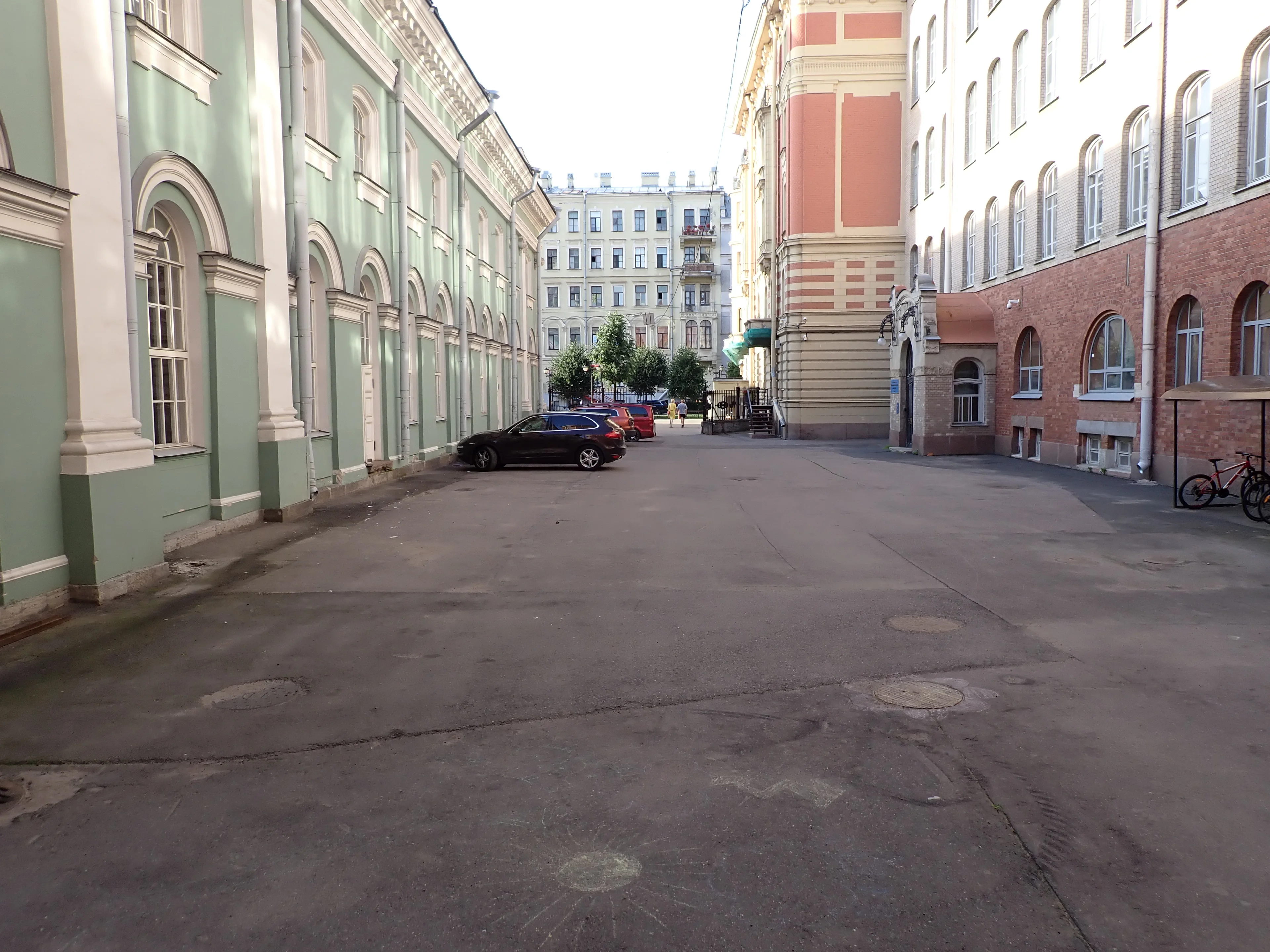 Санкт-Петербург, Кирочная улица, двор церкви Святой Анны.