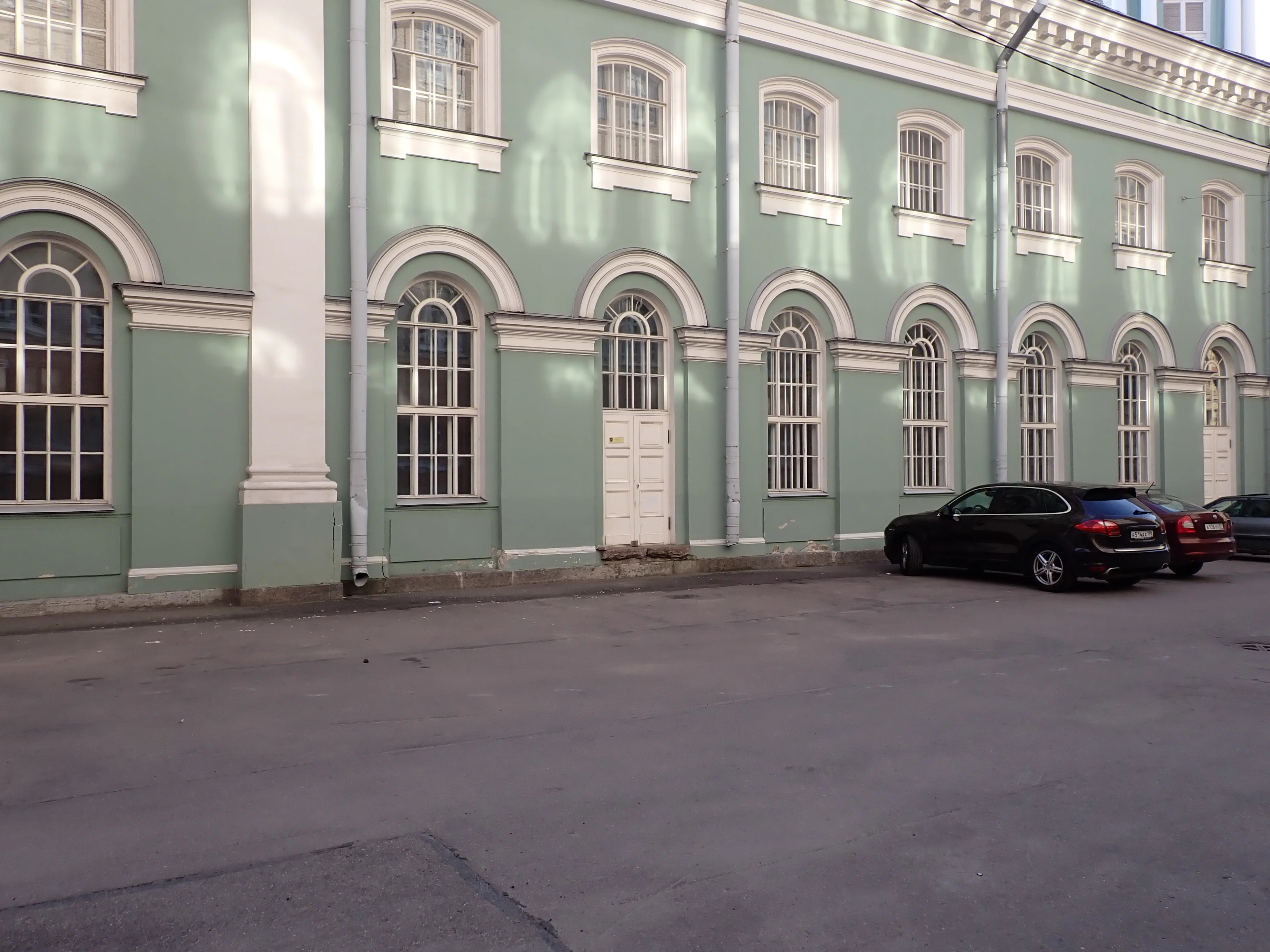 Санкт-Петербург, Кирочная ул., 8. Двор лютеранской церви Св.Анны.