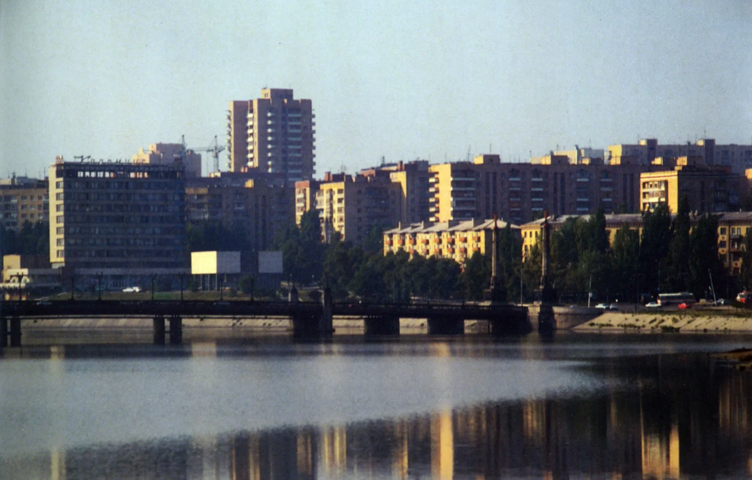 Нижнекальмиусское водохранилище. Мост по проспекту Ленина