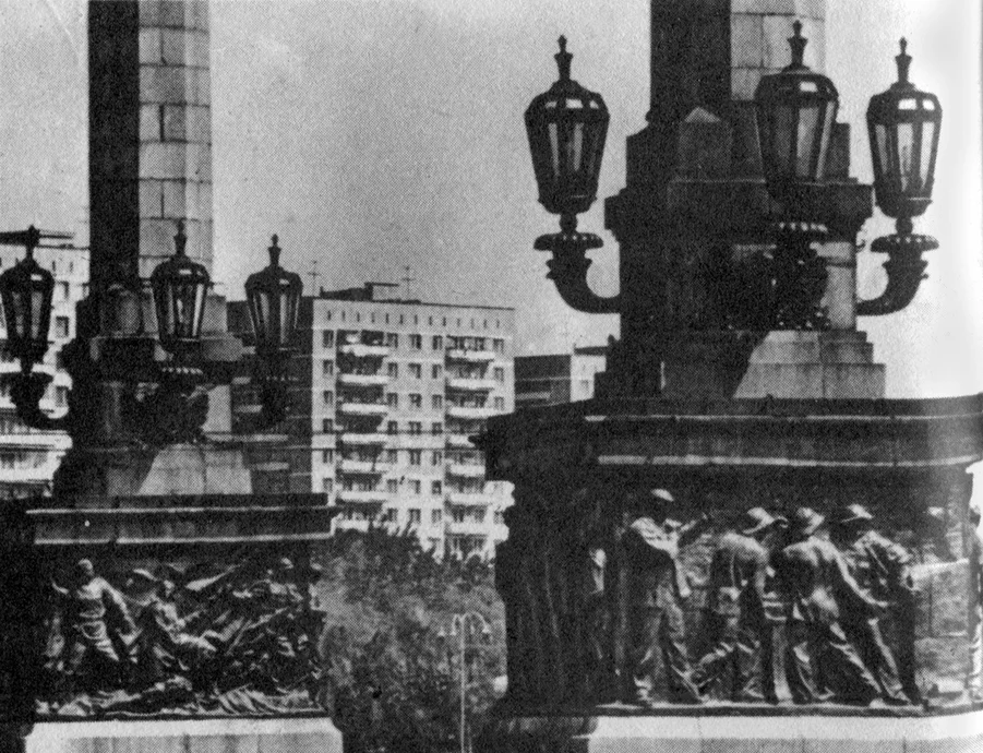 Фонари на площади Конституции