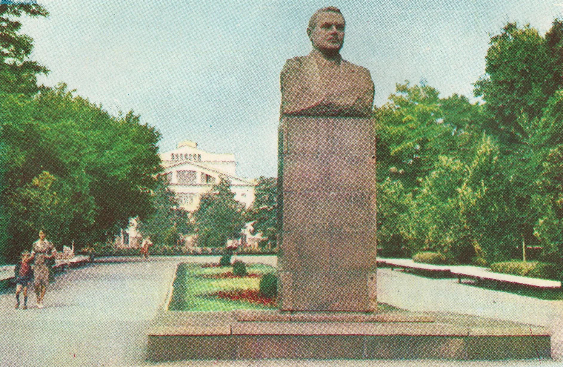 Бюст А.А. Жданова в городском сквере