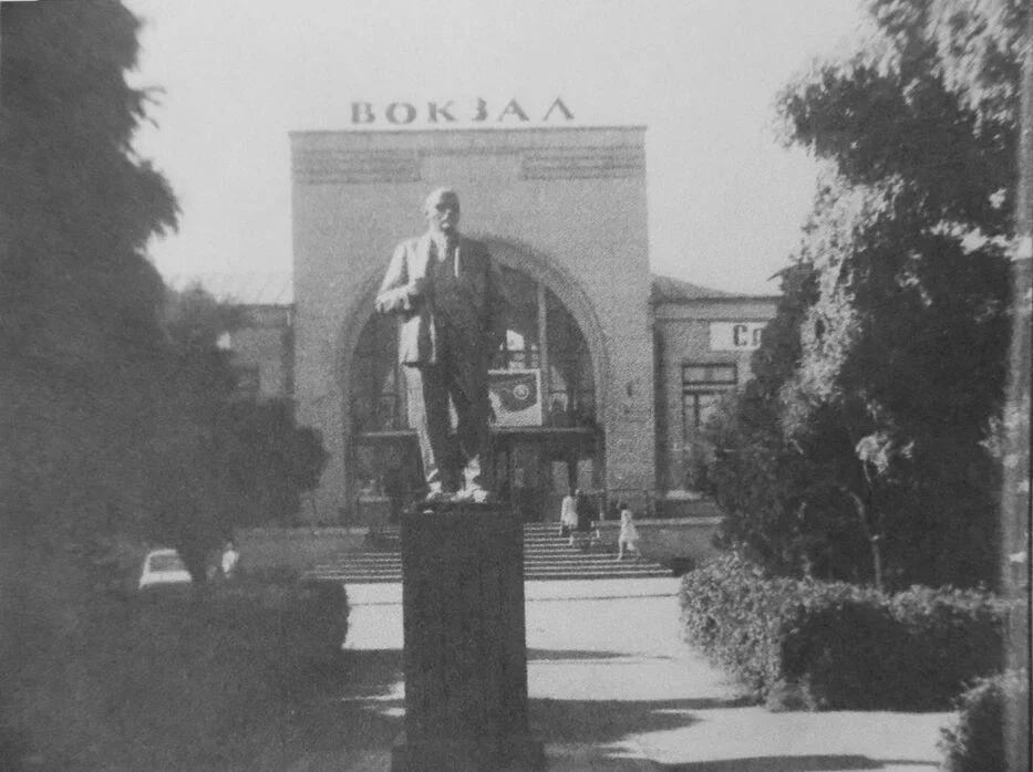 Памятник В.И. Ленину у вокзала