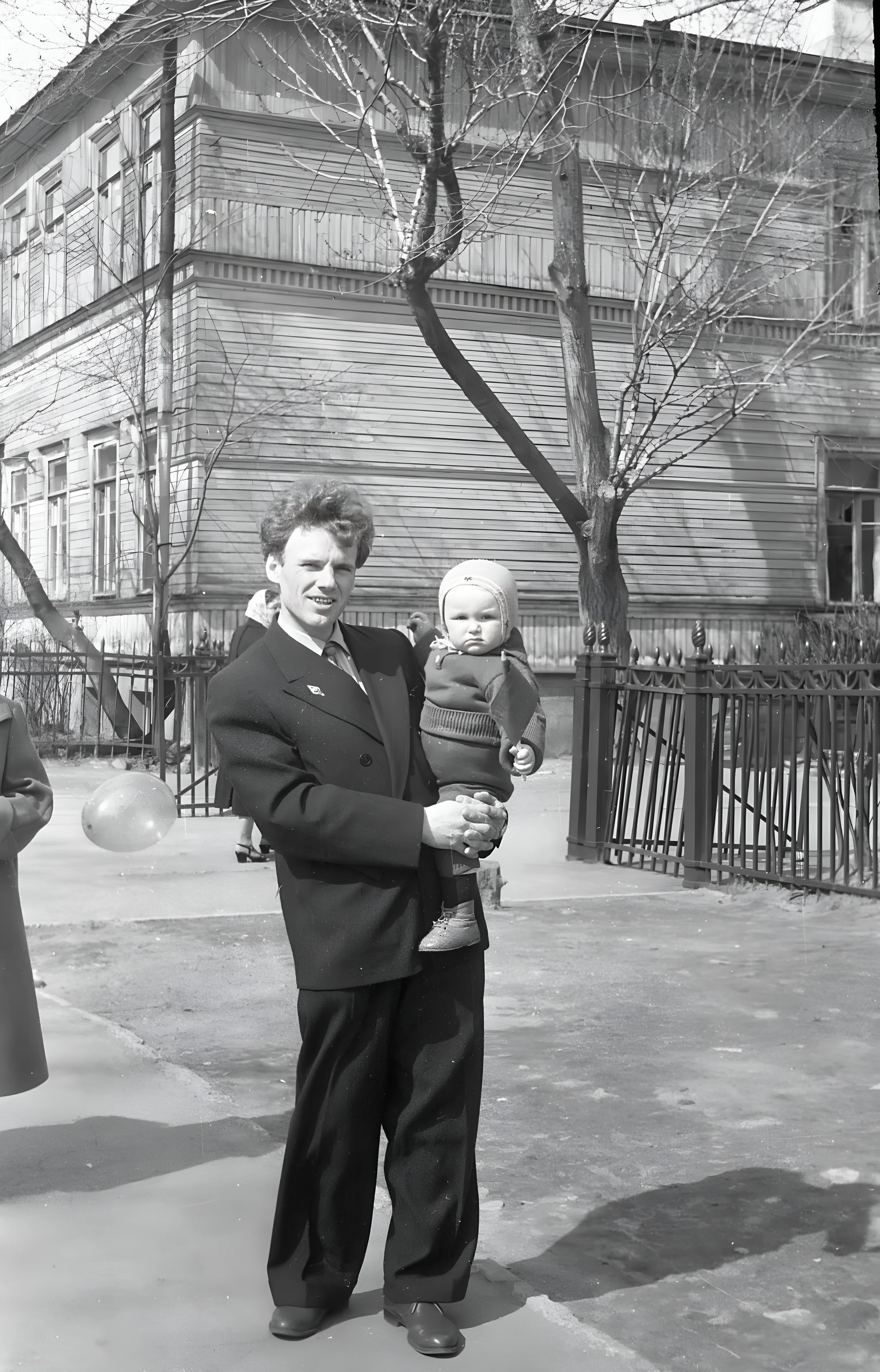 1960-1963. Пушкин. На фоне дома 46 по улице Революции.