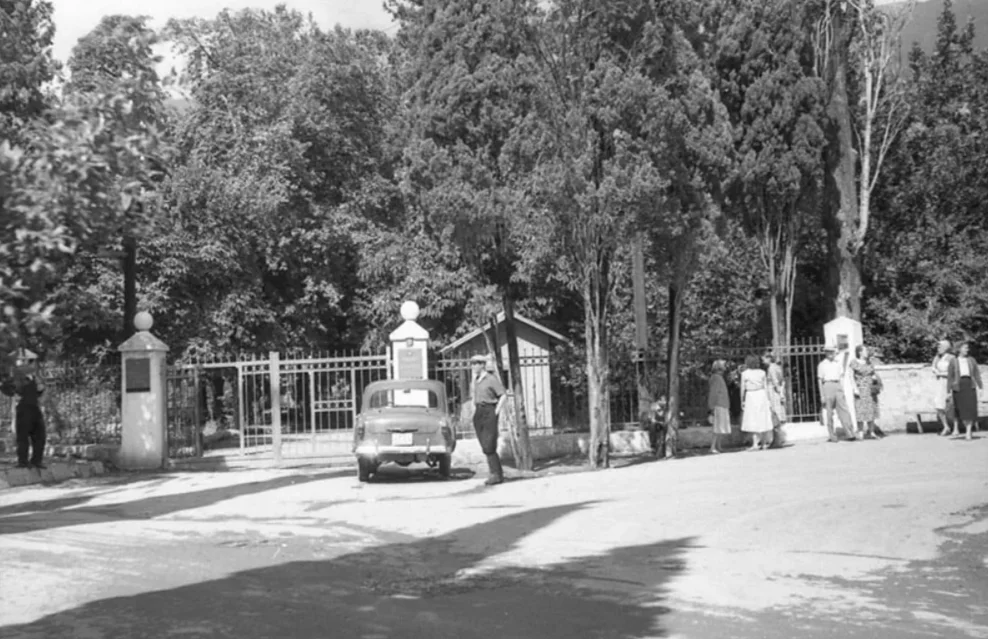 Ворота в сквер Ломоносова